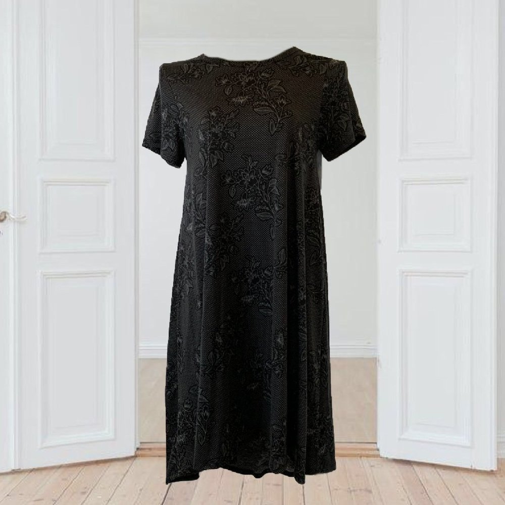 LulaRoe Carly Black Floral High Low T-shirt Pocket Dress Women's Size Small